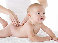 Massage bébé, bienfaits et conseils